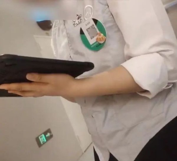 网络配资炒股 海底捞客服回应店员佩戴打赏码 个别门店行为引发热议